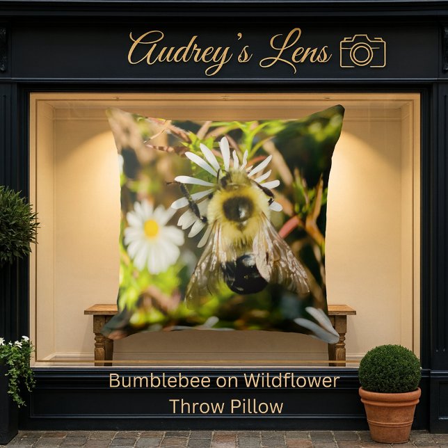 Bumblebee on Wildflower Kissen (Von Creator hochgeladen)