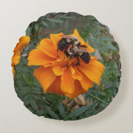 Bumblebees on Marigold Flower Rundes Kissen