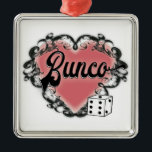 Bunco-Herz-Tattoo Ornament Aus Metall<br><div class="desc">Mit diesen Bunco-Produkten können Sie Ihr nächstes Bunco Event abspielen. Das Bunco Herz Tattoo Design zeichnet sich durch ein hübsches rosa Herz aus,  umgeben von einem Vintagen Design. Auch eine Würfel mit weißem Glück sind ohne Aufpreis inbegriffen.</div>