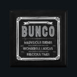 Bunco Vintage Typografie Schmuckschachtel<br><div class="desc">Grafische Kunst des Spaßes und festlicher Bunco Vintager Typografie entwerfen.  Bunco inspirierte Kunstarbeitseigenschaften eine Vintage Artgrenze,  Band,  Verzierungsverschönerungen und die Wörter: Bunco,  erstaunliche Freunde,  wunderbares Lachen und wertvolle Zeiten.  Bunco Einzelteile sind für Bunco Nacht,  Bunco Preise,  Bunco Verzierung und Bunco Geschenke perfekt.</div>