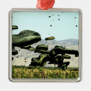 Bündel Nahrung und Wasser sind die gelieferte Luf Ornament Aus Metall