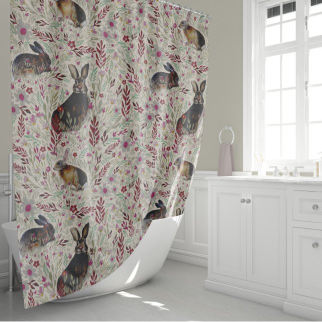 Bunnies auf Blumenwiesen Duschvorhang (Bunnies In Floral Meadow Shower Curtain by Jenn Steffen for Studio Posies.)