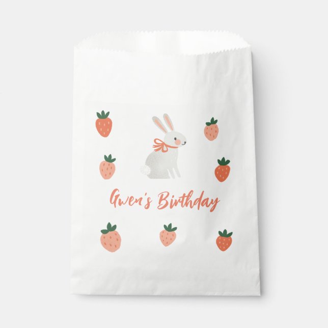 Bunny and Strawberry Birthday Party Geschenktütchen (Vorderseite)