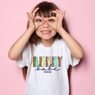 Bunny Babe Moderne Ostertypografie Personalisiert T-Shirt