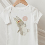 Bunny First Geburtstag Baby Strampler<br><div class="desc">Ein süßes Hasen mit einer Blumenkrone und einem rosa Ballon. Ideal für Ihr Party "Somebunny is one"! Sie können die Zahl 1 im Ballon auf eine beliebige Zahl ändern, den anderen Text bearbeiten oder die Zahl entfernen, wenn Sie es vorziehen. Sie können auch die Farbe des Ballons in diesem Design...</div>