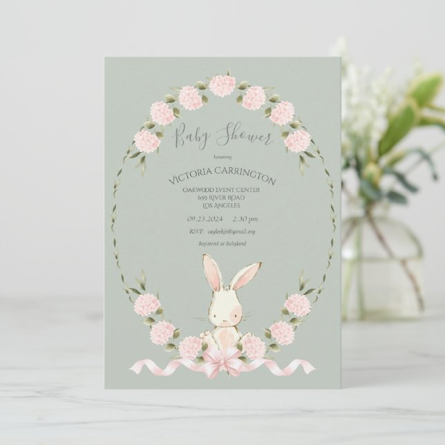 Bunny Floral Hydrangeas Sage Girl Baby Shower Einladung (Stehend Vorderseite)