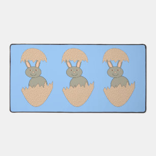 Bunny Hatching von Egg Weird Schreibtischunterlage