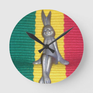 Bunny in Rasta Colors: Eine Touch von Groovy Runde Wanduhr
