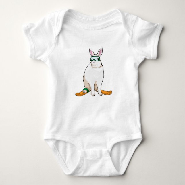 Bunny Skier Baby Strampler (Vorderseite)