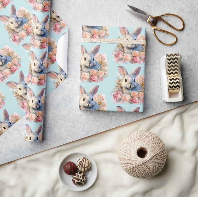 Bunny with a Garland of Roses Cute Pattern Geschenkpapier (Kunsthandwerk)