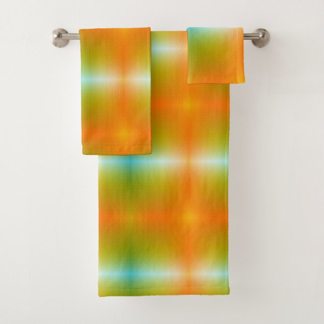 Bunt gefärbte Handtücher hängen an einer silbernen (Insitu)