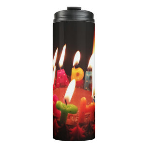 Bunte, angezündete "Happy Birthday"-Kerzen, dunkle Thermosbecher