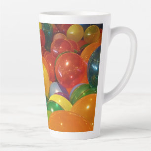 Bunte Ballons Party Design Milchtasse