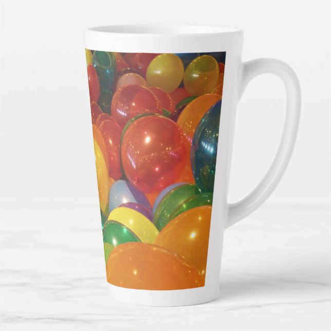 Bunte Ballons Party Design Milchtasse (Rechts)