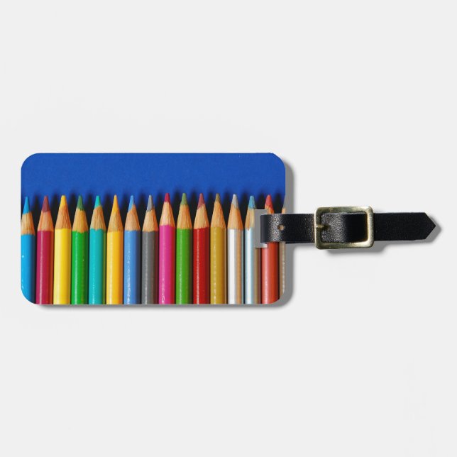 Bunte Bleistiftzeichenstifte auf blauem Gepäckanhänger (Vorderseite horizontal)