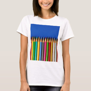 Bunte Bleistiftzeichenstifte auf blauem T-Shirt