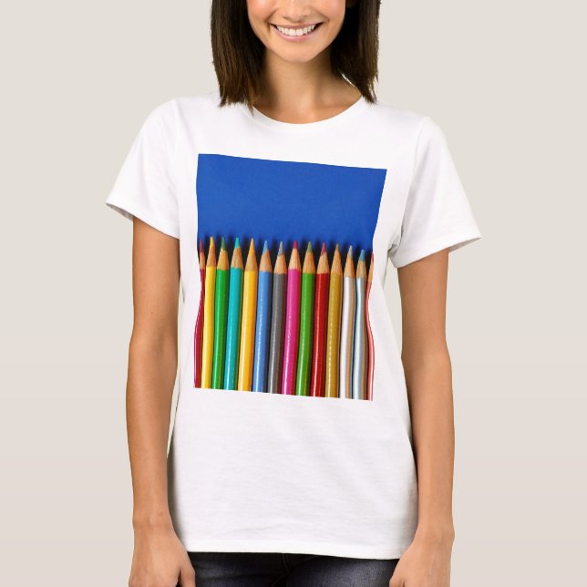 Bunte Bleistiftzeichenstifte auf blauem T-Shirt (Vorderseite)