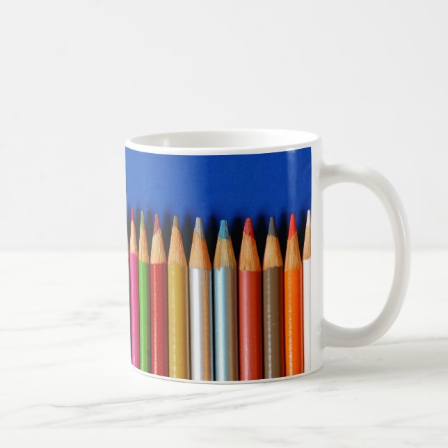 Bunte Bleistiftzeichenstifte auf blauem Tasse (Rechts)