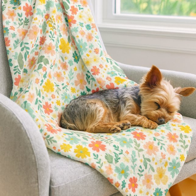 Bunte Blumen Gelb Orange Blau Gänseblümchen Fleecedecke (Spring nap vibes: cozy floral fleece, sunlit blooms, and one sleepy Yorkie soaking it all in.
)