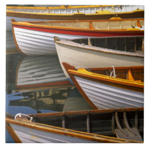 Bunte Boote im Wooden Boat Center Fliese