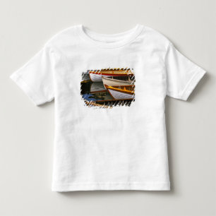 Bunte Boote im Wooden Boat Center Kleinkind T-shirt