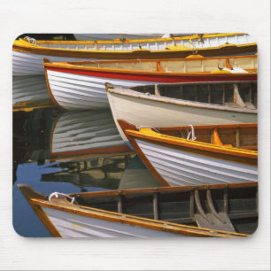 Bunte Boote im Wooden Boat Center Mousepad
