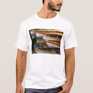Bunte Boote im Wooden Boat Center T-Shirt