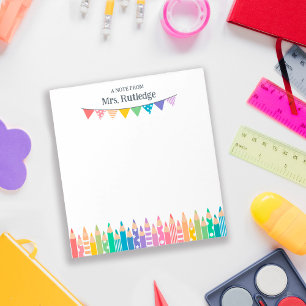 Bunte Buntstifte Notiz von der Lehrerin Notizblock