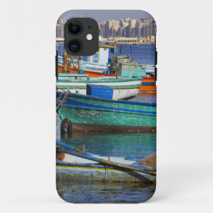 Bunte Fischerboote im Hafen von iPhone 11 Hülle