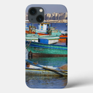 Bunte Fischerboote im Hafen von iPhone 13 Hülle