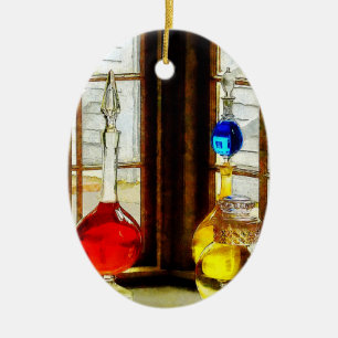 Bunte Flaschen im Schaufenster einer Apotheke Keramik Ornament