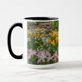 Bunte Frühlingsblumen in voller Blüte Tasse