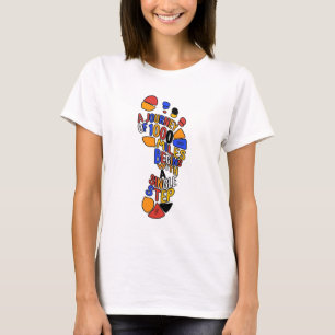 Bunte Fußabdruck-Reise-Wanderung T-Shirt