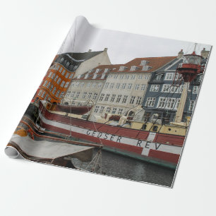 BUNTE GEBÄUDE NEBEN DEM FLUSS GESCHENKPAPIER