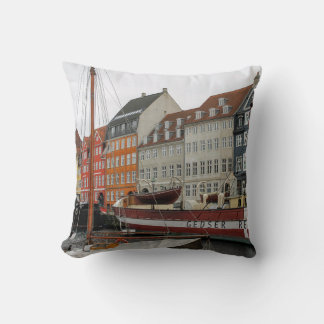 BUNTE GEBÄUDE NEBEN DEM FLUSS KISSEN
