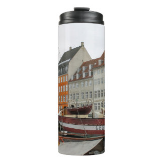 BUNTE GEBÄUDE NEBEN DEM FLUSS THERMOSBECHER