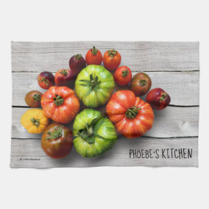 Bunte gestreifte Tomaten auf verwittertem Tisch Geschirrtuch