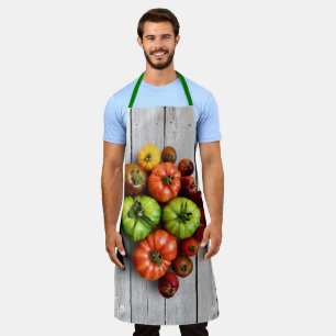 Bunte gestreifte Tomaten auf verwittertem Tisch Schürze