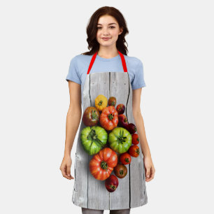Bunte gestreifte Tomaten auf verwittertem Tisch Schürze