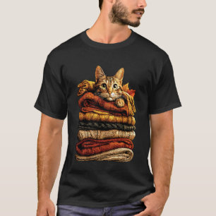 Bunte getigerte Katze ruht sich mit Herbstlaub gem T-Shirt
