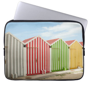 Bunte Hütten auf Strand Laptopschutzhülle