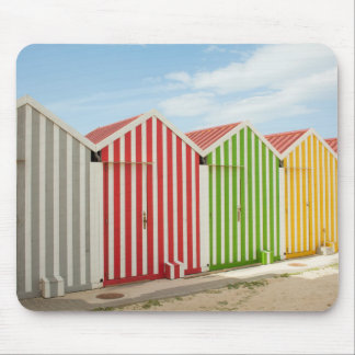 Bunte Hütten auf Strand Mousepad