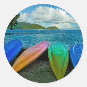 Bunte Kanus am Strand in Pago Pago Runder Aufkleber