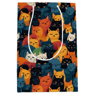Bunte Katzen drängen sich schlafend Mittlere Geschenktüte