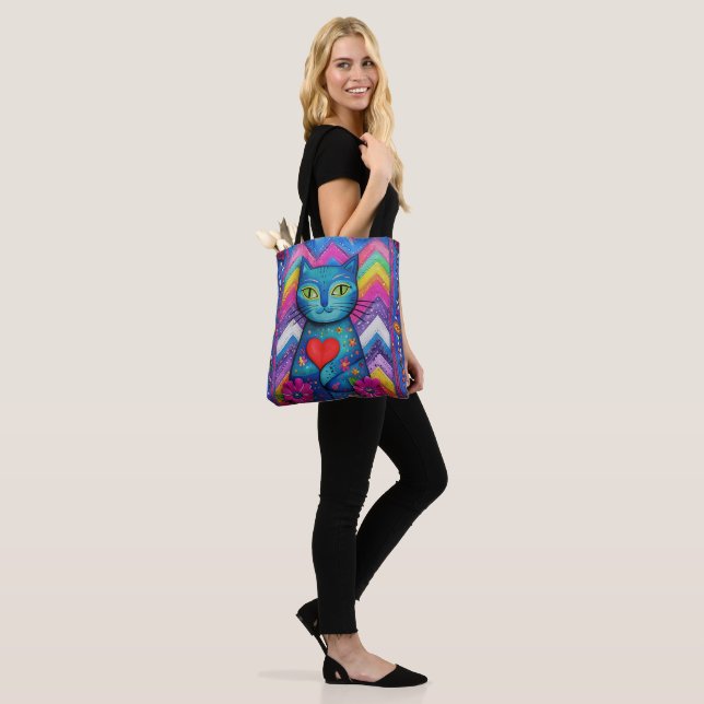 Bunte Katzen-Tasche mit Blumen- und Herz-Design (Am Model)