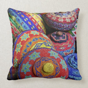 Bunte Körbe gemacht von farbigen Plastikperlen Kissen