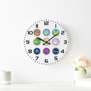Bunte Kronkorken von Limonadenflaschen Große Wanduhr