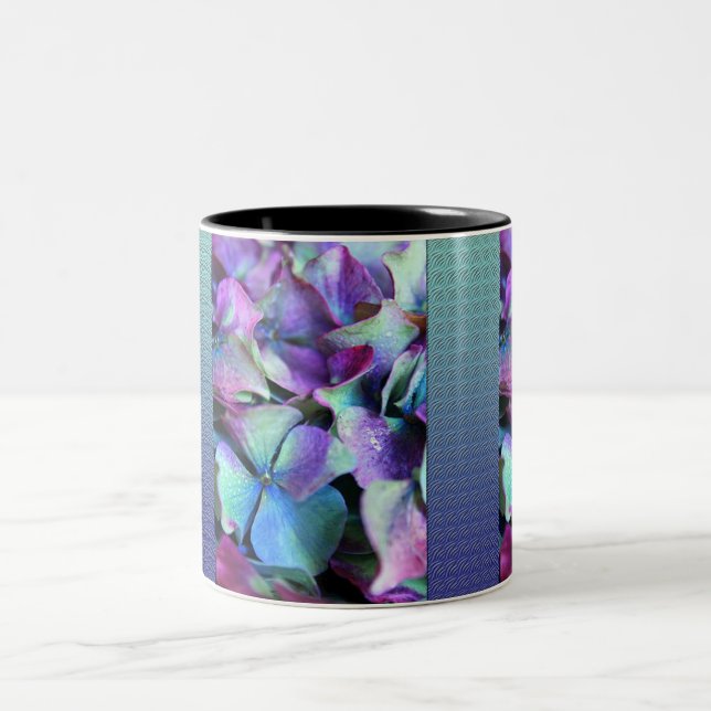 Bunte lila u. aquamarine Blumen Zweifarbige Tasse (Mittel)