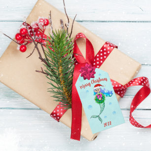Bunte Meerjungfrau hält einen Weihnachtskranz Geschenkanhänger