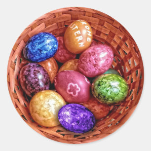 Bunte Ostereier in einem Korb Osteraufkleber Runder Aufkleber